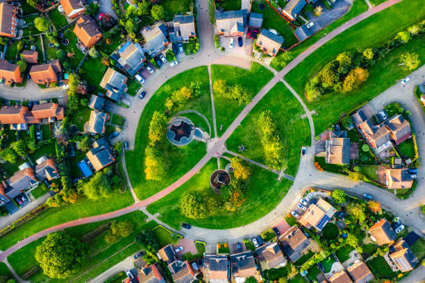 vista aérea del vecindario suburbano con idénticos ricos, milton keynes, furzton - domestic issues fotografías e imágenes de stock