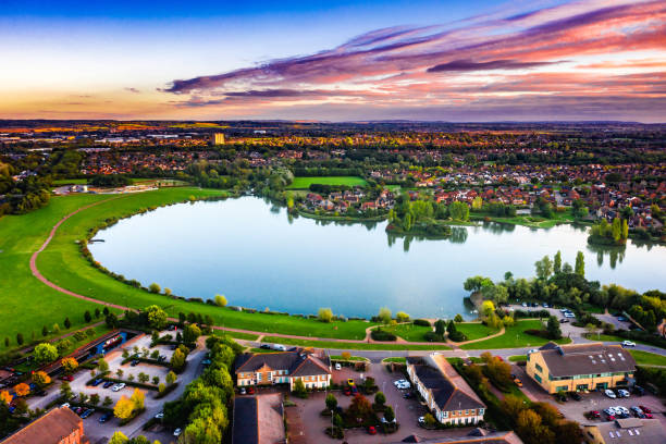 foto aerea del villaggio di milton keynes, lago furzton al tramonto - waterfront property foto e immagini stock