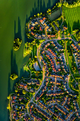 Vista aérea del vecindario suburbano con idénticos ricos, Milton Keynes, Furzton photo