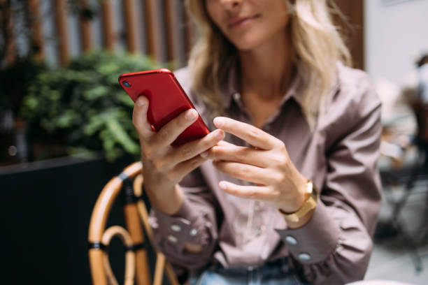 카페에서 휴대 전화를 사용하여 여성의 손의 사진을 닫습니다 - red cell 뉴스 사진 이미지