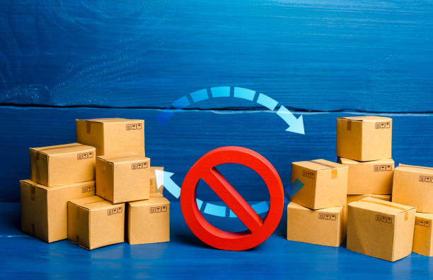 Arrows between boxes and prohibition symbol NO. Trade wars. Ban on imports and exports. Sanctions and embargoes. Termination of a trade agreement, closure of economic relations. Trading imbalance flechas entre las casillas y el símbolo de prohibición no. guerras comerciales. prohibición de importaciones y exportaciones. sanciones y embargos. terminación de un acuerdo comercial, cierre de relaciones económicas. desequilibrio comercial