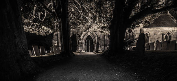 夜、聖ミカエル教会、サットン・オン・ザ・ヒル、英国の秋2021。 - town village hill panoramic ストックフォトと画像