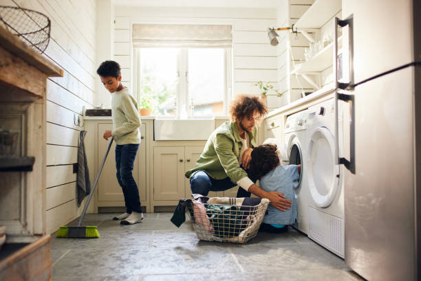 deux garçons aidant le père avec les tâches ménagères - chores photos et images de collection