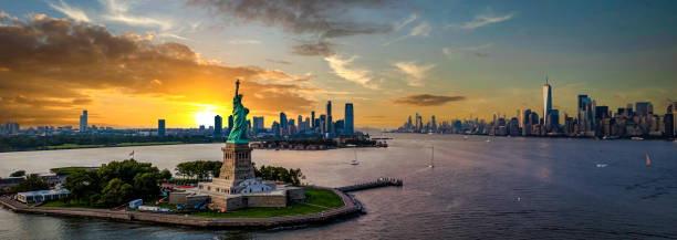 estatua de la libertad de manhattan - statue of liberty new york city statue usa fotografías e imágenes de stock