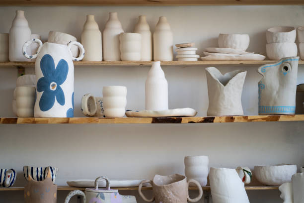 vajilla de cerámica artesanal, vajilla de cerámica artesanal en estantes en estudio creativo o tienda de cerámica - vasijas de barro cocido fotografías e imágenes de stock
