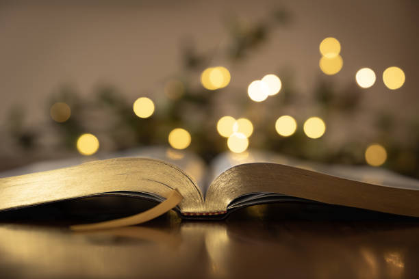 クリスマスライトで聖書を開く - christian service ストックフォトと画像