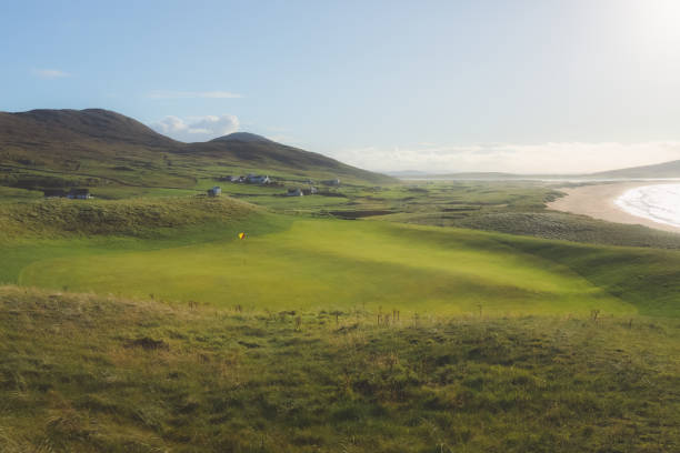 harris golf club, schottland - traditional sport sports flag golf flag golf stock-fotos und bilder