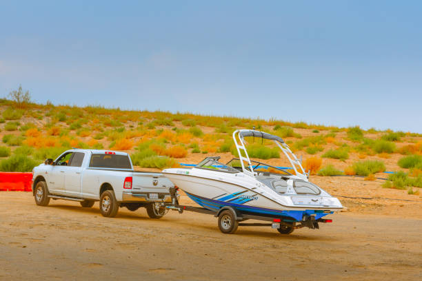 보트를 견인하는 자동차. 레이크 파월 해변, 주차장. - vehicle trailer nautical vessel towing yacht 뉴스 사진 이미지