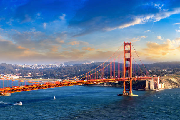 golden gate bridge in san francisco - golden gate bridge san francisco county bridge city stock-fotos und bilder