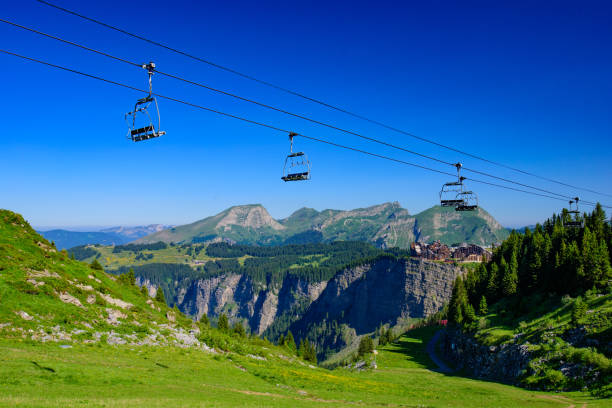 フランス、ポルト・デュ・ソレイユの山岳リゾート、ゴンドラリフト付き夏のアヴォリアズの眺め - european alps mountain mountain peak rock ストックフォトと画像
