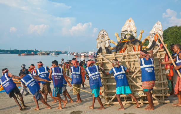 la corporation municipale de kolkata a nommé des porteurs d’immersion portant l’idole de la déesse durga dans le gange ghat - appointee photos et images de collection