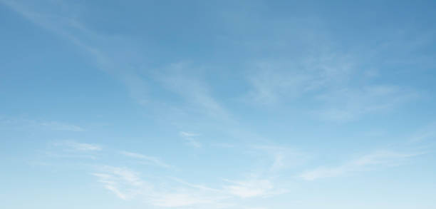 sommerblauer himmel wolkenverlauf verblasst weißer hintergrund. schönheit klar bewölkt bei sonnenschein ruhig helle winterluft bacground. breite lebhafte cyanfarbene landschaft in der umgebung tag outdoor horizont skyline frühlingswind - himmel stock-fotos und bilder