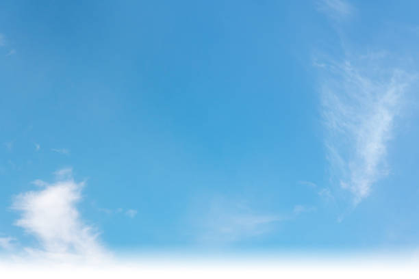 Summer blue sky cloud gradient fade white background. Beauty clear cloudy in sunshine calm bright winter air bacground. Wide vivid cyan landscape in environment day Outdoor horizon skyline spring wind el gradiente de nubes azules del cielo de verano se desvanece sobre el fondo blanco. belleza clara nublada en sol calma brillante aire invernal bacground. amplio paisaje cian vívido en el medio ambiente día horizonte al aire libre horizonte viento primav