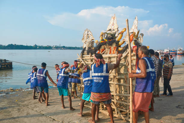 la corporation municipale de kolkata a nommé des porteurs d’immersion portant l’idole de la déesse durga dans le gange ghat - appointee photos et images de collection