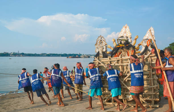 la corporation municipale de kolkata a nommé des porteurs d’immersion portant l’idole de la déesse durga dans le gange ghat - appointee photos et images de collection