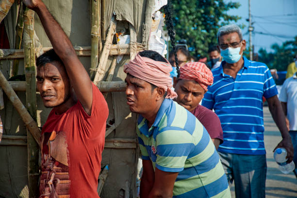 la corporation municipale de kolkata a nommé des porteurs d’immersion portant l’idole de la déesse durga dans le gange ghat - appointee photos et images de collection
