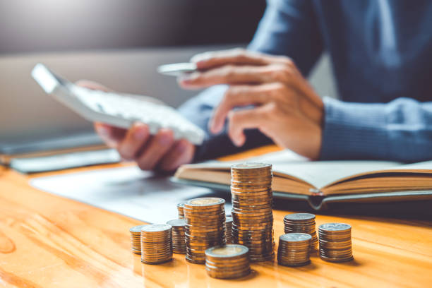 ahorro de dinero concepto hombre mano poniendo fila y moneda escribir finanzas ahorro de dinero concepto hombre mano poniendo fila y moneda escribir finanzas - computo fotografías e imágenes de stock