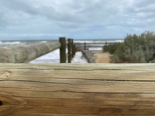 dzień blustery na plaży - blustery zdjęcia i obrazy z banku zdjęć