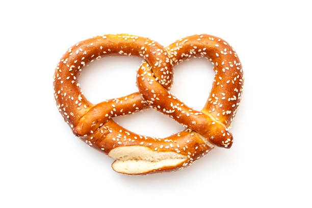 pretzel natural hecho a mano aislado sobre blanco. pretzel bávaro tradicional para el oktoberfest y como aperitivo para la cerveza, vista superior - pretzel snack salty food fotografías e imágenes de stock