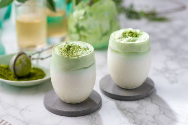 hausgemachte dalgona matcha latte. ein trendiges getränk aus korea. - matcha tee stock-fotos und bilder