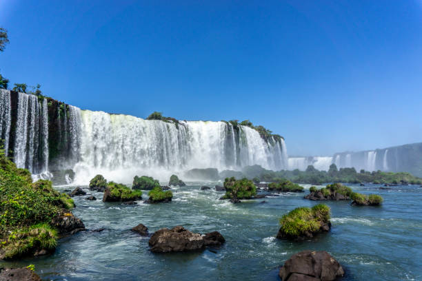 as cataratas do iguaçu, localizadas na fronteira da argentina com o brasil, é a maior cachoeira do mundo. - iguacu national park - fotografias e filmes do acervo