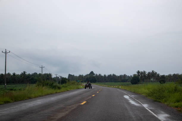 Banteay Meanchey, Cambodia: October 2, 2021 - The National Road Number 54 from Banteay Meanchey Provinve to Oddar Meanchey Province, Cambodia. The Cambodia Countryside road. The road across the cassava farm at Banteay Chhmar. banteay meanchey, camboya: 2 de octubre de 2021 - la carretera nacional número 54 desde banteay meanchey provinve hasta la provincia de oddar meanchey, camboya. la carretera del campo de camboya. el camino a través de la granja de yuca en banteay chhmar.