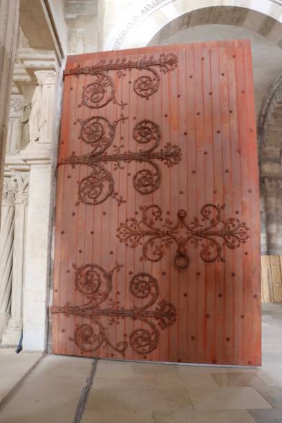 vezelay in borgogna - medieval autumn cathedral vertical foto e immagini stock