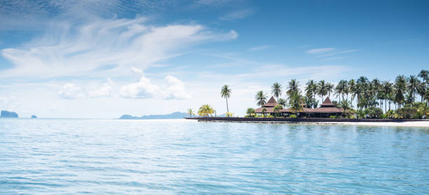 朝の景色のロングテールボート、クムック島/クラダン島白砂ビーチ海のトランとクラビ南タイアジア - southern thailand ストックフォトと画像