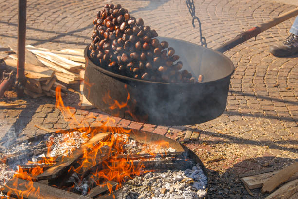 caldarroste chesnut tostado - chestnut roasted heat roasted chestnut fotografías e imágenes de stock