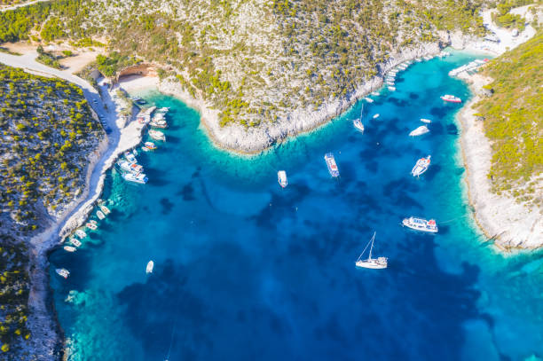 vista aérea de porto vromi con muchos barcos de recreo de pescadores y turistas en la bahía azul. zakynthos - isla de zante, grecia - wreck recreational boat nature mode of transport fotografías e imágenes de stock