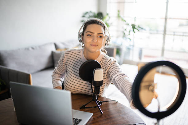 自宅で生中継をしている若い女性 - on the phone women beautiful beauty ストックフォトと画像