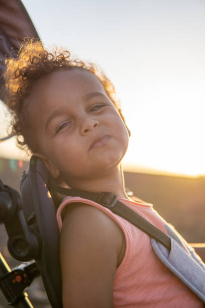 retrato de uma criança interracial etíope negra olhando para a câmera em israel. pôr-do-sol e brilho ao redor. - beta israel - fotografias e filmes do acervo