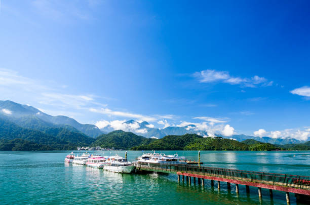 el paisaje de sun moon lake por la mañana, es una atracción famosa en nantou, taiwán. - sun moon lake fotografías e imágenes de stock