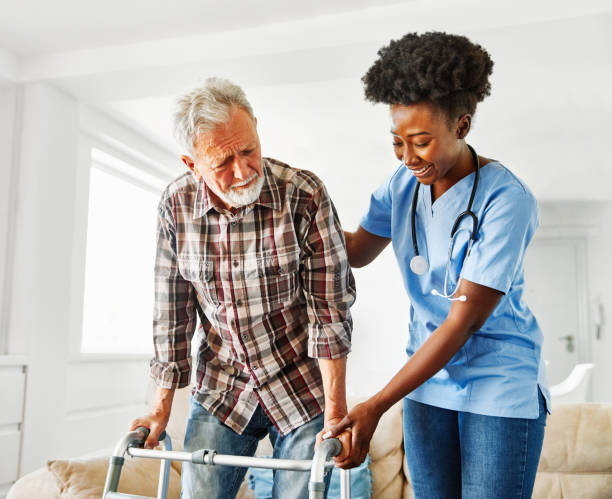 看護師医師シニアケア介護者は、老人老人黒人健康支援を主張するウォーカーを助ける - senior adult home caregiver care community outreach ストックフォトと画像