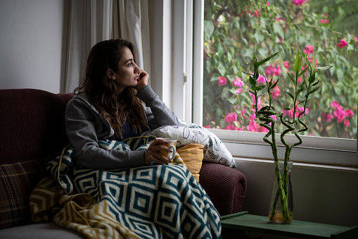 Mujer deprimida sentada junto a la ventana photo