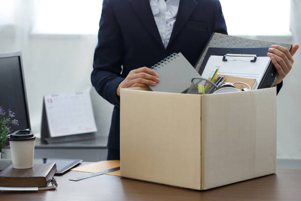 rücktrittskonzept. geschäftsfrau, die persönliche firmengegenstände verpackt, wenn sie sich entscheidet, den job zu wechseln oder aus dem unternehmen zu entlassen. - abschied stock-fotos und bilder