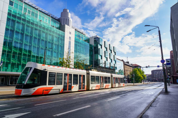 moderno tram della città di tallinn nella sua nuova parte di edifici di vetro. - tallinn foto e immagini stock