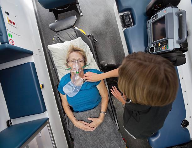 ambulância interior com paciente sênior e emt - cfr - fotografias e filmes do acervo