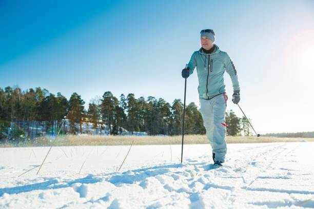 フィンランドの冬のスポーツ - クロスカントリースキー。 - mens cross country skiing ストックフォトと画像