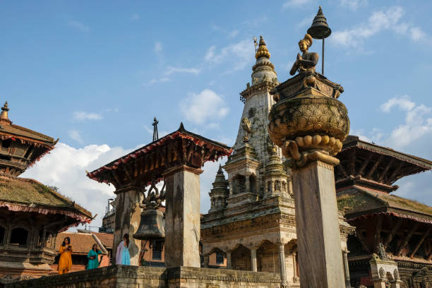 bhaktapur dans la vallée de katmandou, népal - durbar square photos et images de collection