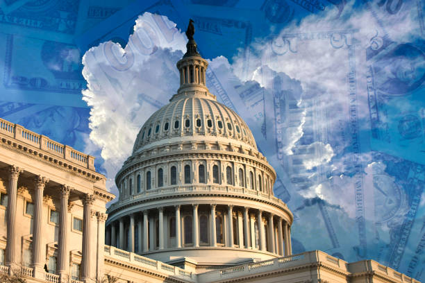 американская политика - законопроект о стимулировании и инфраструктура - washington dc capitol building american flag sky стоковые фото и изображения