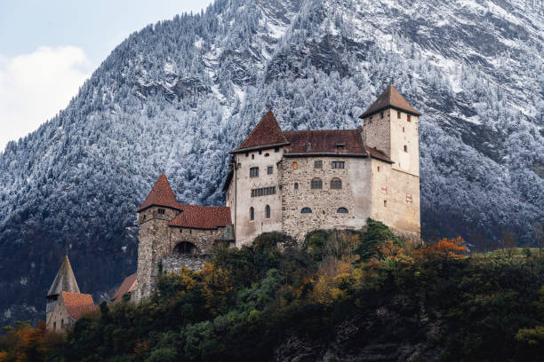 グーテンベルク城 - バルザーズ、リヒテンシュタイン - liechtenstein ストックフォトと画像