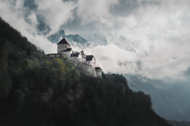 castelo e montanhas vaduz - vaduz, liechtenstein - liechtenstein - fotografias e filmes do acervo