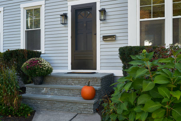 gradini anteriori di casa addobbati per l'autunno - decked foto e immagini stock