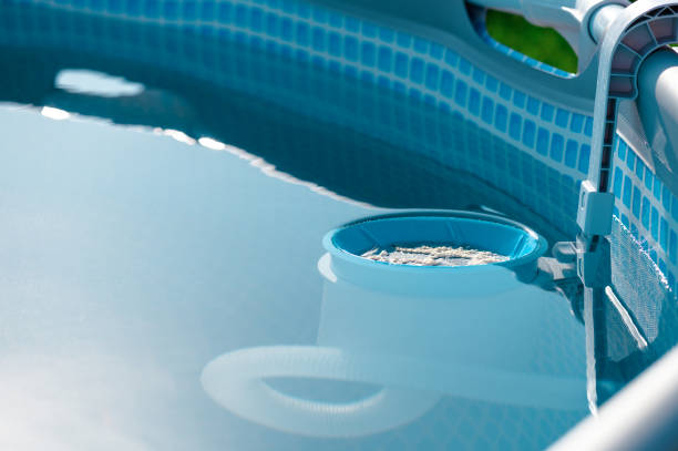 uno skimmer per la piscina. un dispositivo per pulire la piscina da detriti e foglie. - impurities foto e immagini stock