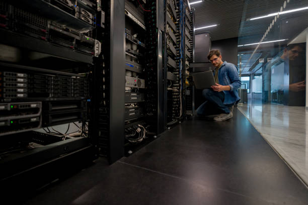 オフィスでネットワーク サーバーを修理するコンピュータ エンジニア - network server data center computer network ストックフォトと画像