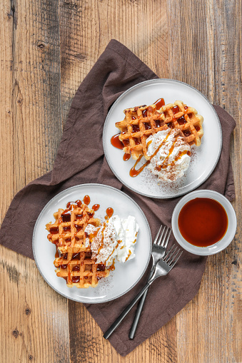 Close-up, delicious cream, dessert, dessert, strawberry, syrup, vanilla ice cream, delicious waffles.