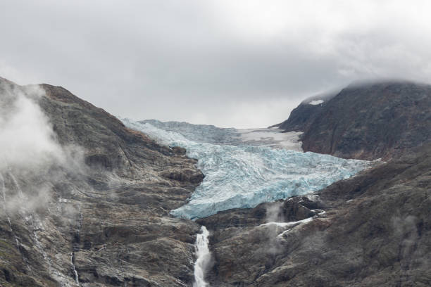 fonte des glaciers dans les alpes suisses - glacier photos et images de collection