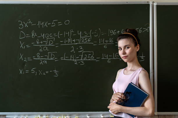 黒板にチョークで高校の数学の式を書く女子高生 - high school student test results adult student blackboard ストックフォトと画像