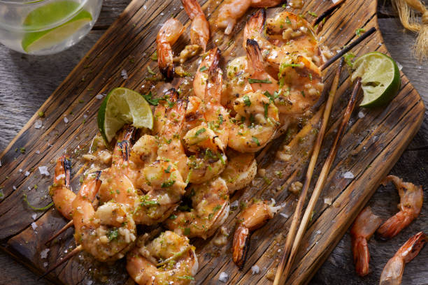 tequila lime shrimp skewers - cocktail sauce imagens e fotografias de stock